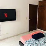 M&N Alojamiento Es Una Habitacion En Un Apto